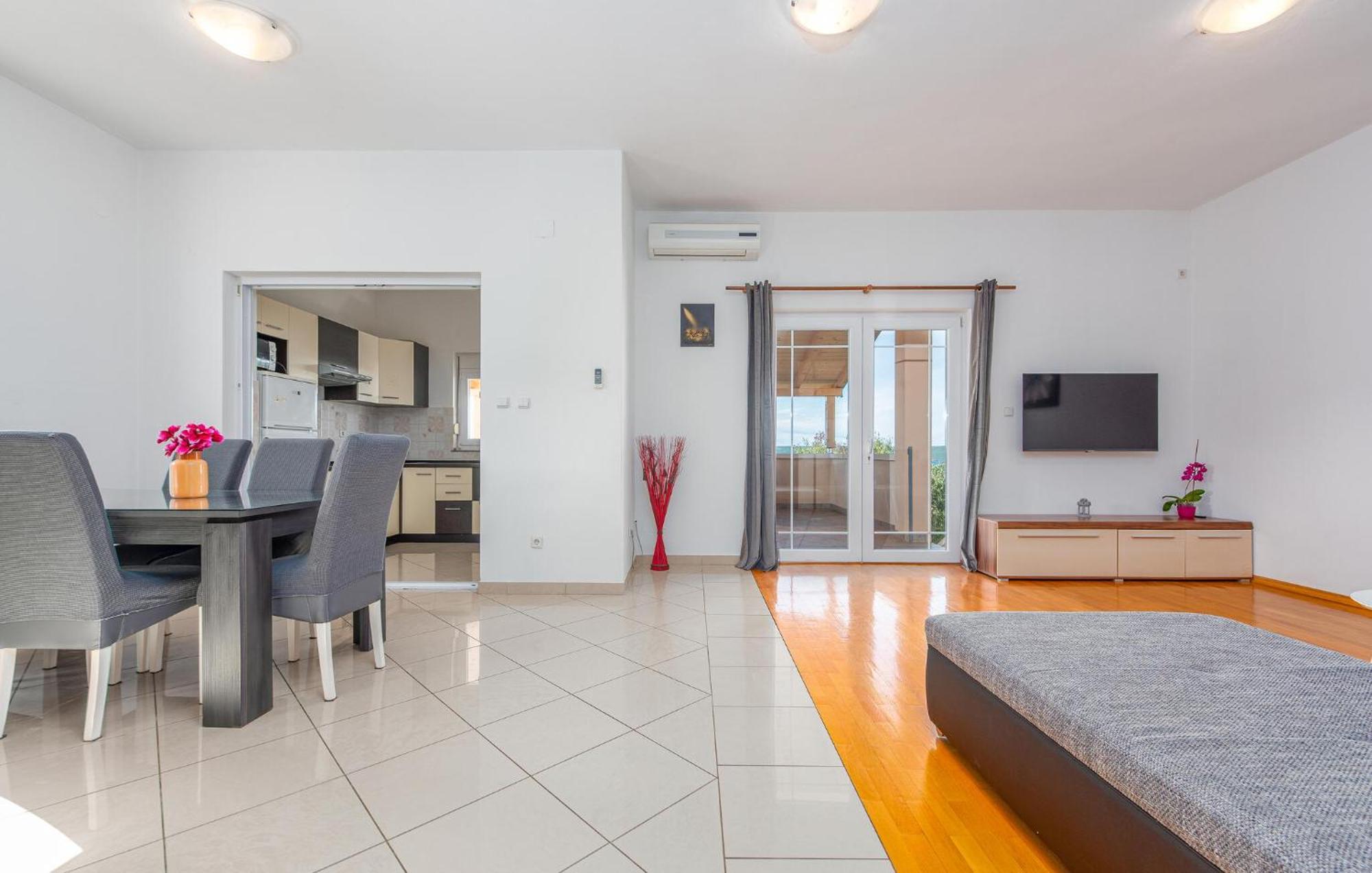 Beautiful Apartment In Maslenica With Kitchen Bagian luar foto